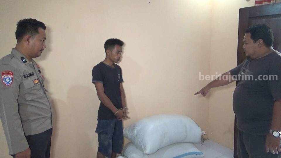 Pria Ngawi Dipukuli Warga, Kepergok Curi Gabah Budiono, pencuri gabah saat diamankan di Polsek Paron, Ngawi.