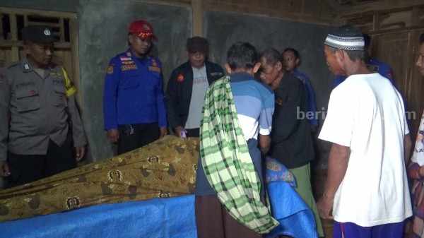 Pria Ngawi Tenggelam di Waduk Pondok, Ibu dan Istri Histeris Jenazah Mugiyono saat dibawa ke rumah duka usai ditemukan meninggal di Waduk Pondok, Desa Dampit, Bringin, Ngawi, Jawa Timur, Minggu (9/4/2023)
