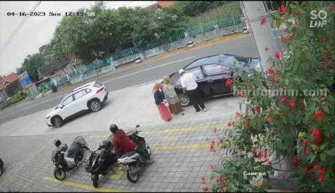 Salat di Masjid Bani Solan Magetan, Helm Berganti KW Tangkapan layar video CCTV Masjid Bani Solan saat pelaku menukar helm di area parkir masjid.