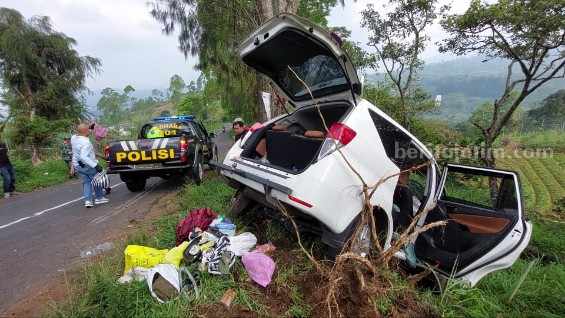 18 Kecelakaan Selama 13 Hari Ops Ketupat Semeru di Magetan, Begini Sebabnya Petugas saat mengevakuasi barang-barang penumpang mobil Innova Reborn yang mengalami laka tunggal di Jalan Raya Sarangan-Ngerong atau Tanjakan Ngwolo, Kelurahan Sarangan, Plaosan, Magetan, Jawa Timur, Senin (24/4/2023) pukul 13.00 WIB.