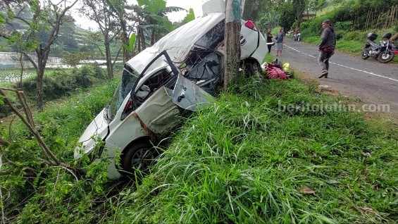 Petugas saat mengevakuasi korban kecelakaan di Jalan Raya Sarangan-Ngerong Kelurahan Sarangan Kecamatan Plaosan Magetan Jawa Timur, Senin (24/4/2023) pukul 13.40 WIB.