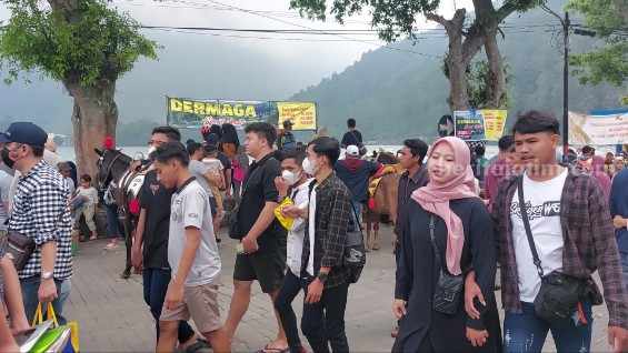 Kawasan Telaga Sarangan yang dipenuhi pengunung pada Senin (24/4/2023)