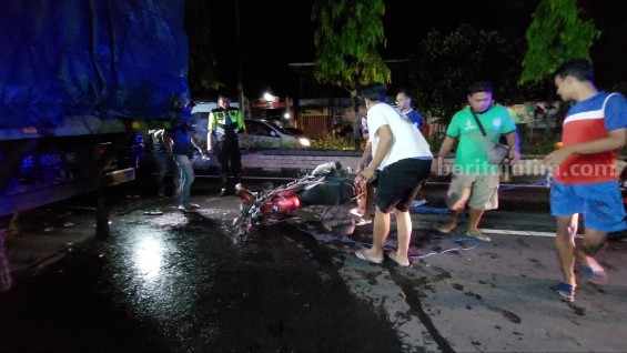 Pria Asal Madiun Masuk Kolong Truk di Magetan, Meninggal Seketika Petugas saat mengevakuasi kendaraan Honda CB150R yang masuk kolong truk tronton di Magetan, Jawa Timur, Kamis (27/4/2023) pukul 19.30 WIB