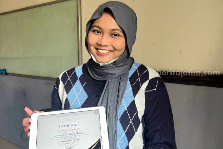 Aura Azzahra Adriesa yang menjadi Best Delegate NTU Singapore MUN) tahun 2023 (Foto: Istimewa)
