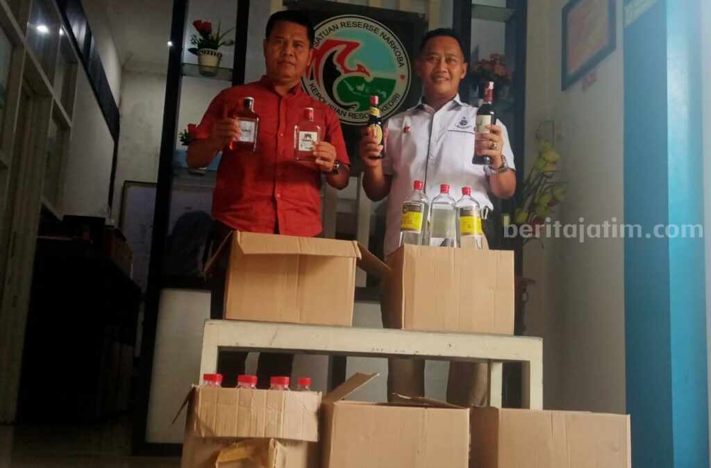 Operasi Pekat, Polres Kediri Amankan 1.389 Botol Miras WhatsApp Image 2023-04-07 at 15.58.53