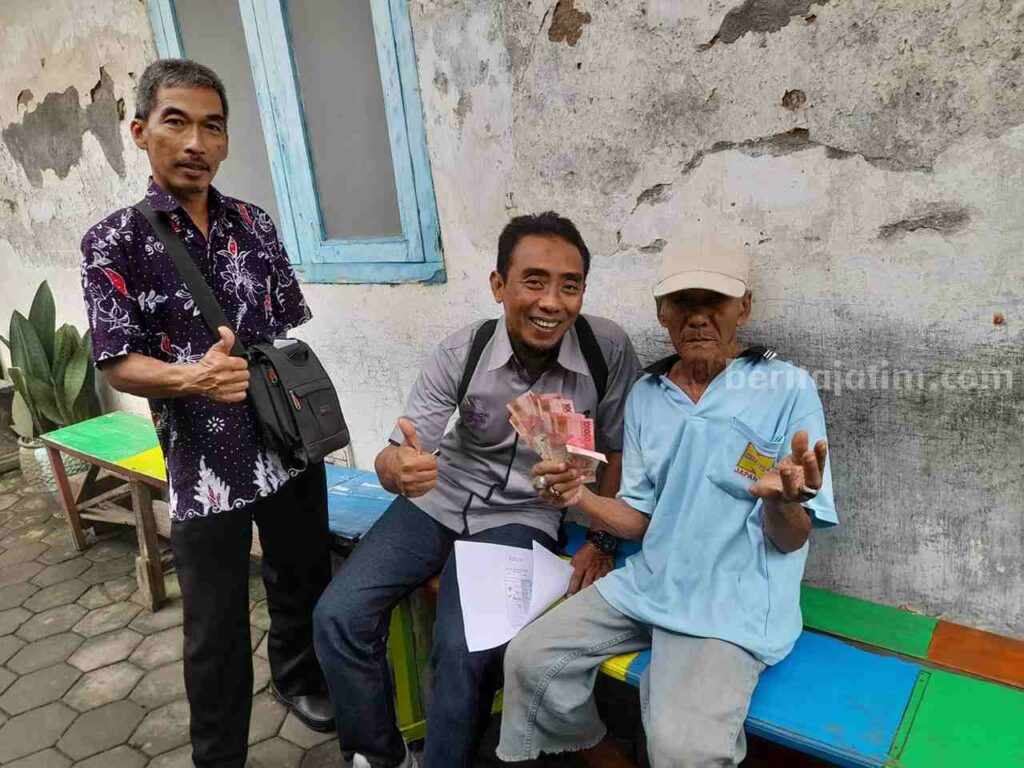 Pemkot Kediri Salurkan Bantuan Aslut untuk 364 Warga Lansia