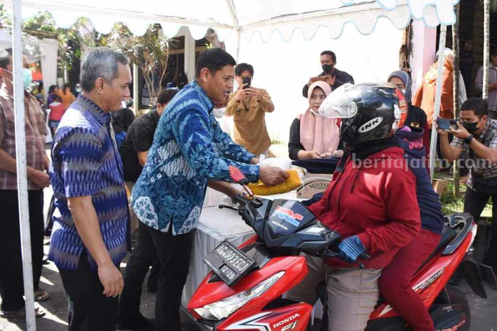 Bazar Pangan Murah, Wali Kota Kediri : Kita Sediakan 1.500 Paket Wali Kota Kediri tinjau Bazar Pangan Murah