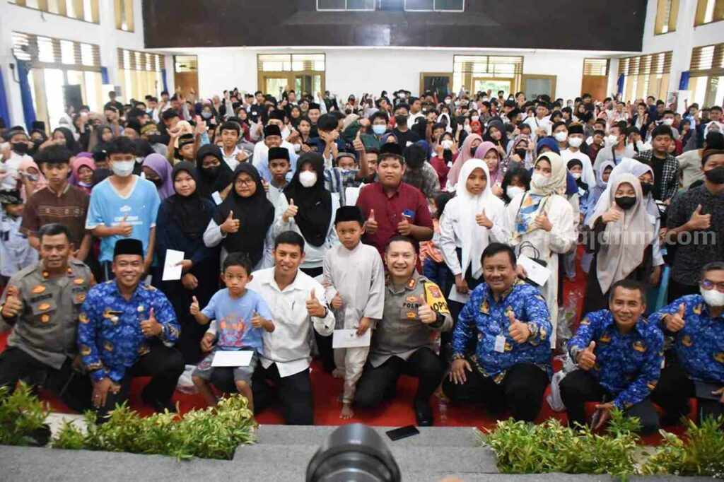 Wali Kota Kediri Bagikan Bantuan Sosial pada Anak Yatim WhatsApp Image 2023-04-17 at 18.12.13_11zon
