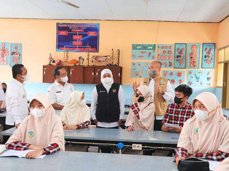 Gubernur Jatim Khofifah Indar Parawansa meninjau proses belajar di salah satu SMA di Jatim