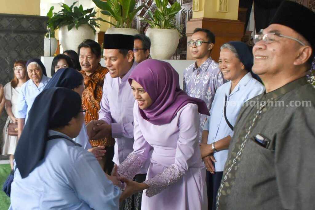Wali Kota Kediri dan Bunda Fey Salami Warga Sampai Selfie