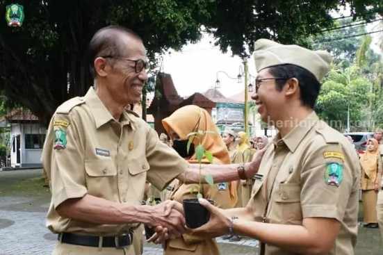 Bupati Magetan Ajak ASN Tanam 5 Pohon Cabai di Rumah Bupati Magetan Suprawoto ajak ASN untuk mempelopori gerakan tanam cabai untuk kurangi dampak inflasi.