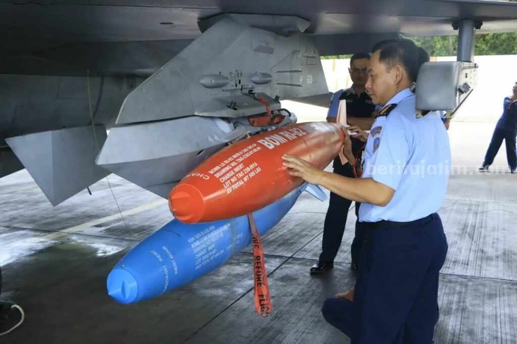 TNI AU Uji Coba Bom RI-82 Inert di Lanud Iswahjudi Proses pemasangan Bom RI-82 Inert pada pesawat F-16 Fighting Falcon di Skadron Udara 3 Lanud Iswahjudi oleh Tim Dislitbang TNI AU, Kamis (13/4/2033).