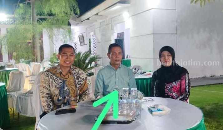 Serangan Jantung, Kadis Kominfo Jombang Meninggal Kepala Dinas Kominfo (Komunikasi dan Informatika) Kabupaten Jombang Agus Djauhari (tengah) sesaat sebelum dilarikan ke RSUD, Senin (17/4/2023) malam