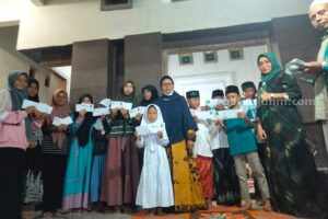 Anak-anak Yatim di Jombang Tersenyum Ceria di Ujung Ramadhan Anak-anak yatim mendapatkan santunan dari Bacaleg PKB Jombang Khoirul Anwar, Senin (17/4/2023)