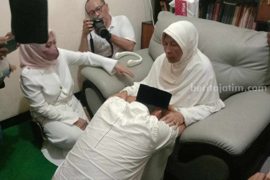 Momen Haru Anas Urbaningrum Sungkem ke Ibu di Blitar anas sungkem