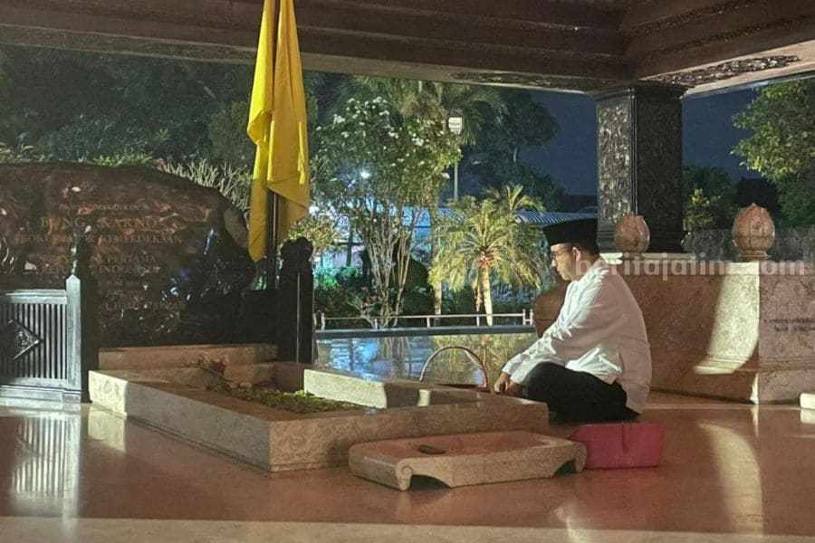 Anies Baswedan Berziarah ke Makam Bung Karno Blitar Malam Hari anies makam bung karno