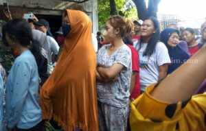 Ratusan orang antre pembagian sembako di rumah pengusaha non-miuslim