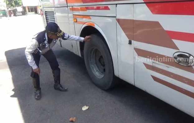 Dishub Jombang Temukan Angkutan Lebaran Tak Laik Jalan ban