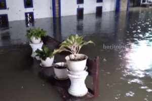 Banjir Iringi Warga Sampang Jalani Ramadhan banjir sampang
