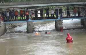 Pencarian bocah tenbggelam di Sungai Gude Jombang