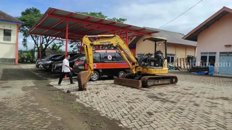 BPBD Malang Siagakan 11 Alat Berat di Jalur Mudik Badan Penanggulangan Bencana Daerah (BPBD) Kabupaten Malang menyiagakan belasan alat berat di Jalur Mudik, Sabtu (15/4/2023).