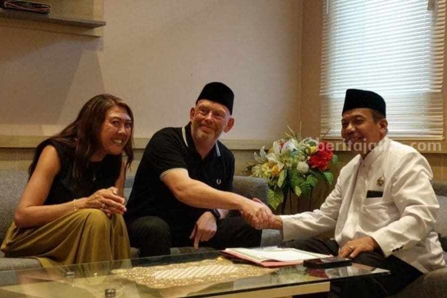 Jatuh Hati ke Wanita Tuban, Bule Australia Putuskan Mualaf bule mualaf