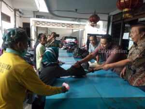 Pengusaha Candra Iwanto saat membagikan 600 paket sembako kepada warga Kelurahan kaliwungu Jombang, Sabtu (15/4/2023). [foto/yusuf wibisono]