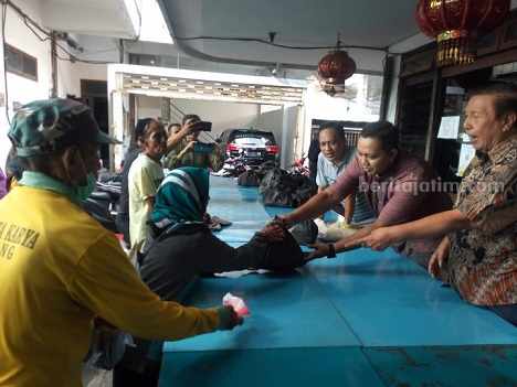 Pengusaha Candra Iwanto saat membagikan 600 paket sembako kepada warga Kelurahan kaliwungu Jombang, Sabtu (15/4/2023). [foto/yusuf wibisono]