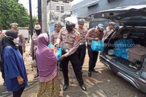 Ditlantas Polda Jatim Bagikan Sembako ke Pemulung ditlantas polda jatim