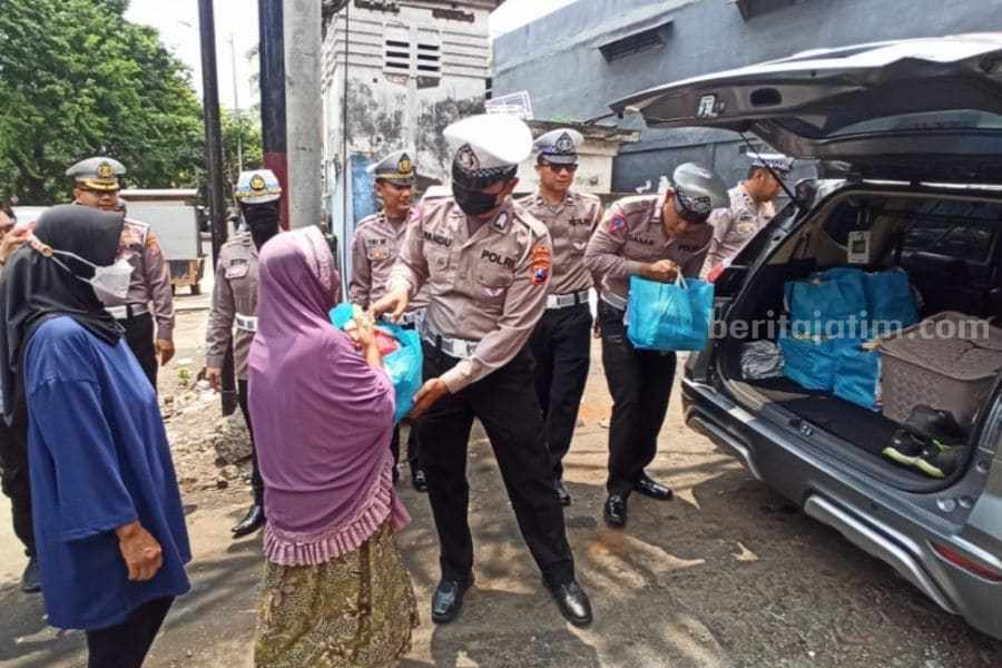 Ditlantas Polda Jatim Bagikan Sembako ke Pemulung ditlantas polda jatim
