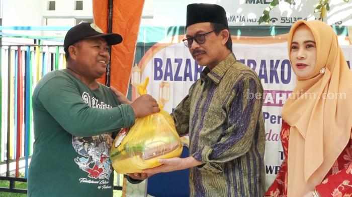 Rektor UIN Malang Prof. Dr. H. M. Zainuddin, MA saat memberikan sembako (Foto: Istimewa)