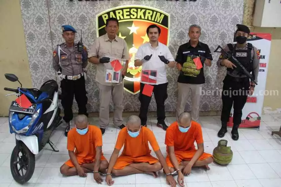 Bobol Rumah Kosong, Komplotan Maling di Kediri Lebaran di Penjara Tiga komplotan maling di Kediri akan lebaran di penjara