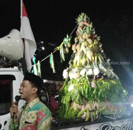 Takbir Keliling, Warga Kayangan Jombang Usung 2 Gunungan Gunungan besar yang diarak takbir keliling di Desa Kayangan, Jumat (21/4/2023).