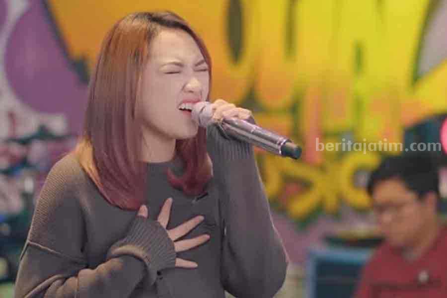 Lirik dan Terjemahan Lagu Dalan Gronjal Happy Asmara, untuk Denny Caknan? Tangkapan layar official live music lagu Dalane Gronjal dari Happy Asmara. (YouTube RC Music)