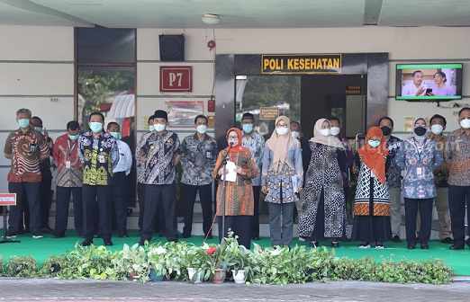 Halal Bihalal RSUD Jombang Dihadiri Bupati Mundjidah Bupati Jombang Mundjidah Wahab menyampaikan sambutan saat halal bihalal di RSUD Jombang, Kamis (27/4/2023)