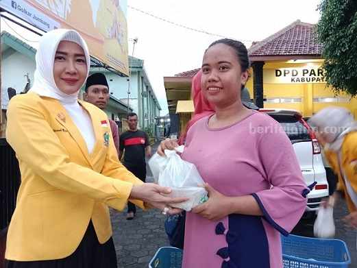 Kader perempuan Golkar Jombang membagikan 200 paket takjil