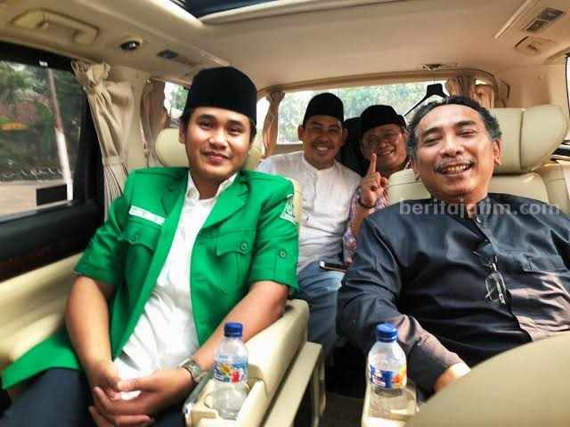 Pengamat: NasDem Rugi Besar Ditinggal Gus Koboi Ploso Caption: Gus Abid Umar (berseragam GP Ansor) bersama Ketum PBNU Gus Yahya