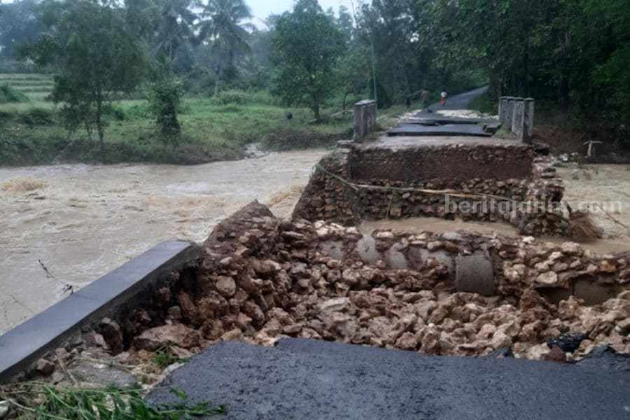 Jembatan Putus, Guru SMPN 2 Pasongsongan Sumenep Mutar 5 KM jembatan pasongsongan