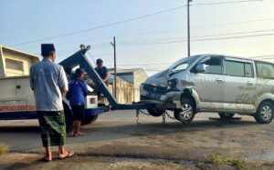 Polisi mengevakuasi kendaraan pemudik yang terlibat kecelakaan