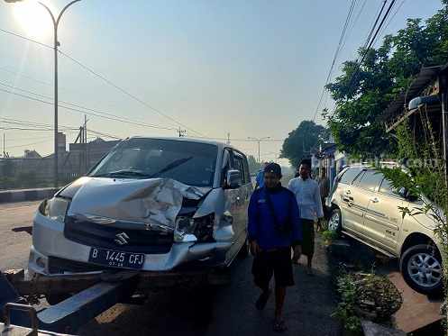 Suzuki APV menabrak mobil Toyota Innova P-1319-IA yang sedang parkir di tepi jalan Raya Janti Kecamatan Jogoroto Jombang, Sabtu (22/4/2023)