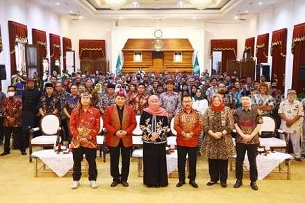 Gubernur Khofifah memberikan tunjangan kehormatan 1.000 seniman dan 240 juru pelihara cagar budaya di Gedung Negara Grahadi Surabaya.