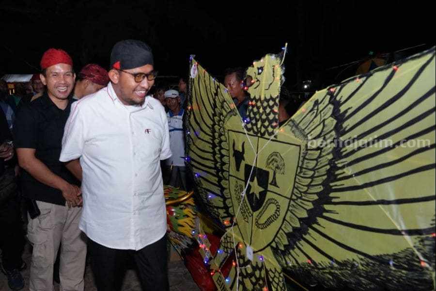Rayakan Lebaran Ketupat, Sumenep Terbangkan Layangan LED layangan