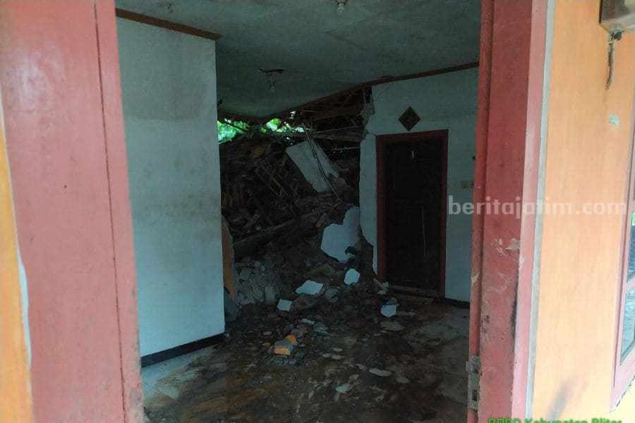 Enam Rumah Warga Blitar Rusak Berat Tertimpa Longsor longsor blitar
