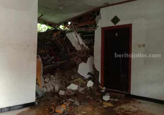 Tebing longsor yang menimpa rumah warga Kabupaten Blitar hingga sang pemilik meninggal, Kamis (13/4/2023)