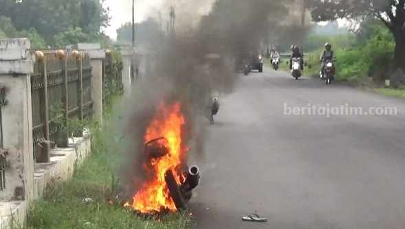 Motor Remaja di Jombang Hangus Terbakar Sepeda motor terbakar hebat di Jl KH Romly Tamim Kecamatan Peterongan Jombang, Kamis (27/4/2023)