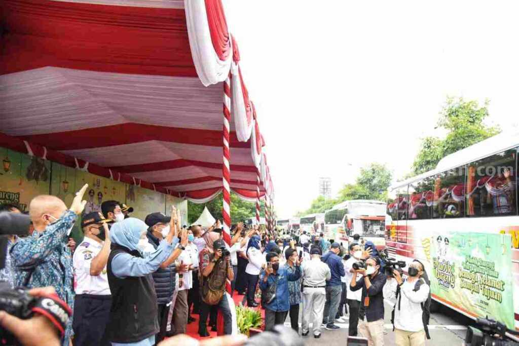 Gubernur Jawa Timur, Khofifah indar Parawansa saat memberangkatkan rombongan mudik di Jawa Timur. (Diskominfo Prov Jatim)