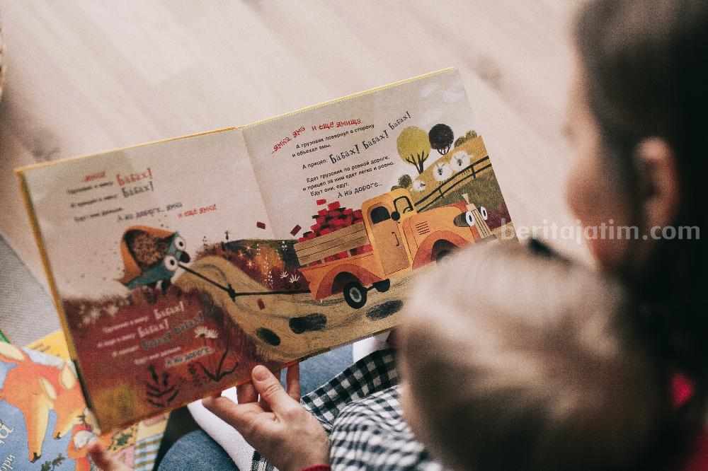 Ilustrasi orang tua yang sedang membacakan buku untuk anaknya. (Sumber foto: Lina Kivaka/pexels.com)