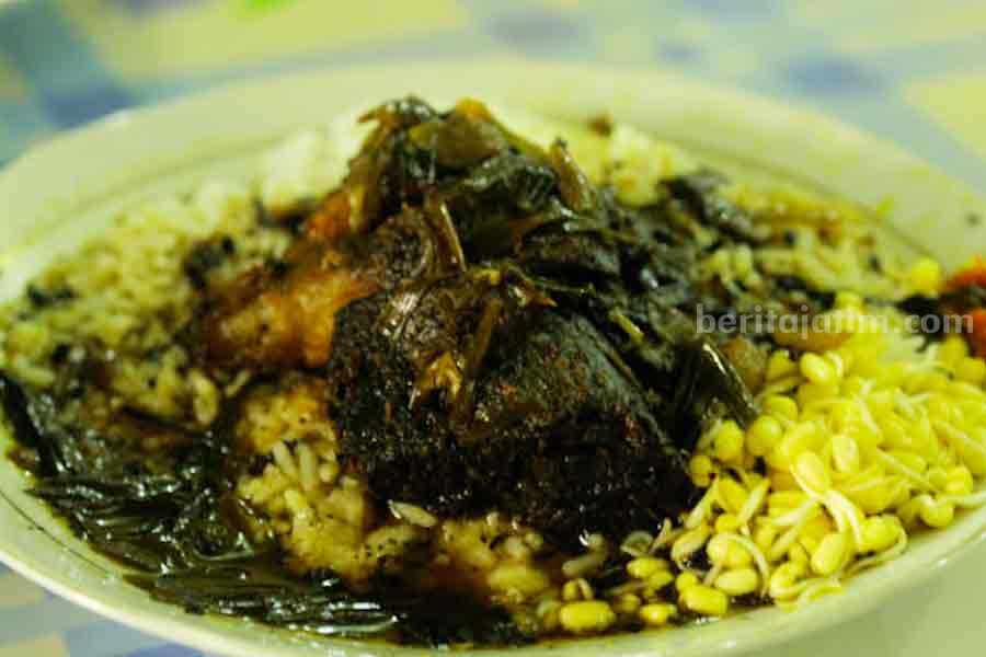 Rawon, salah satu makanan khas di Indonesia.