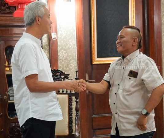 PDIP Capreskan Ganjar, Begini Respon Relawan di Jombang Koordinator Relawan Ganjar Jombang (RGJ) saat bertemu dengan Ganjar Pranowo beberapa waktu lalu