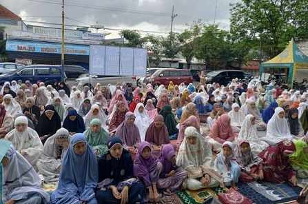 Jemaah Sholat Idul fitri di Masjid Besar Nur Muhammad Sumenep (foto : Temmy/ beritajatim.com)